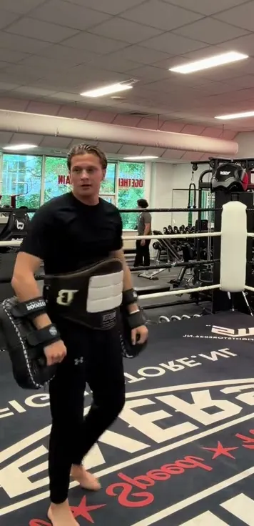 Gino met de pads in de ring van Sportschool Kenny Evers