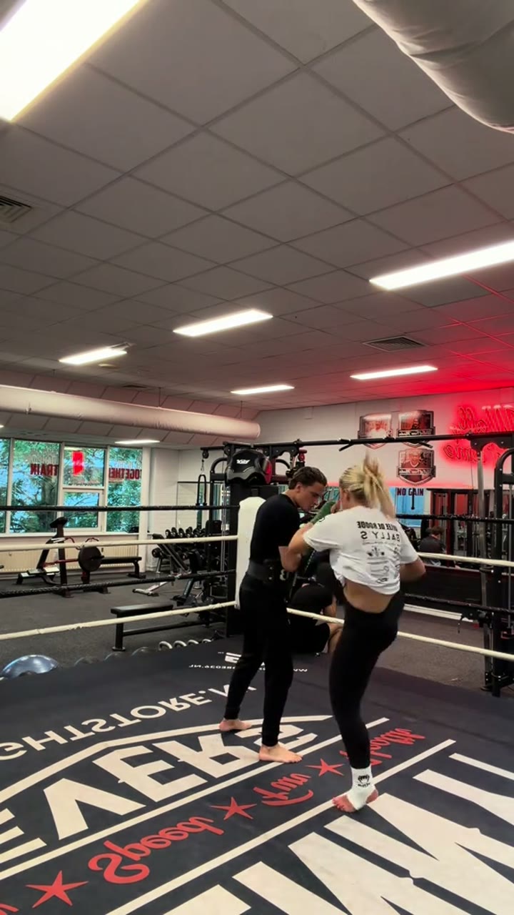 Gino stuurt een padstraining in de ring